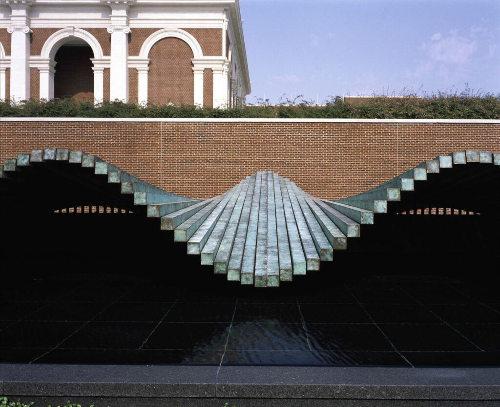 “El Prado en la pradera” Meadows Art Museum, Dallas (Texas). Interesante propuesta escultórica al aire libre… No está muy claro si es banco de parque público, o es el techado de un “carpot” de aparcamiento…Titulo: “Waves” (“Olas”) de Santiago Calatrava. 